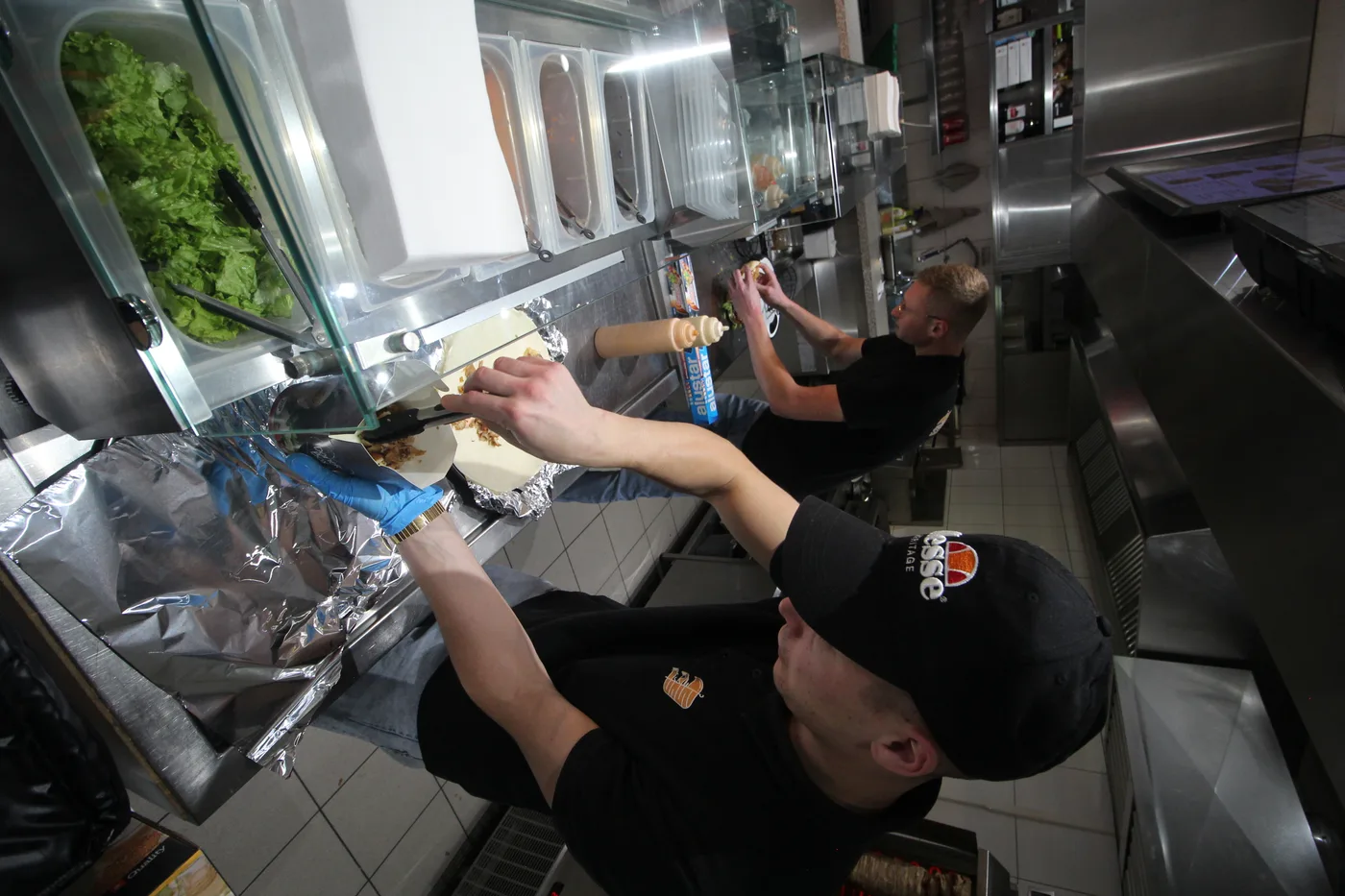 L'équipe Le Repaire en cuisine — Cernier