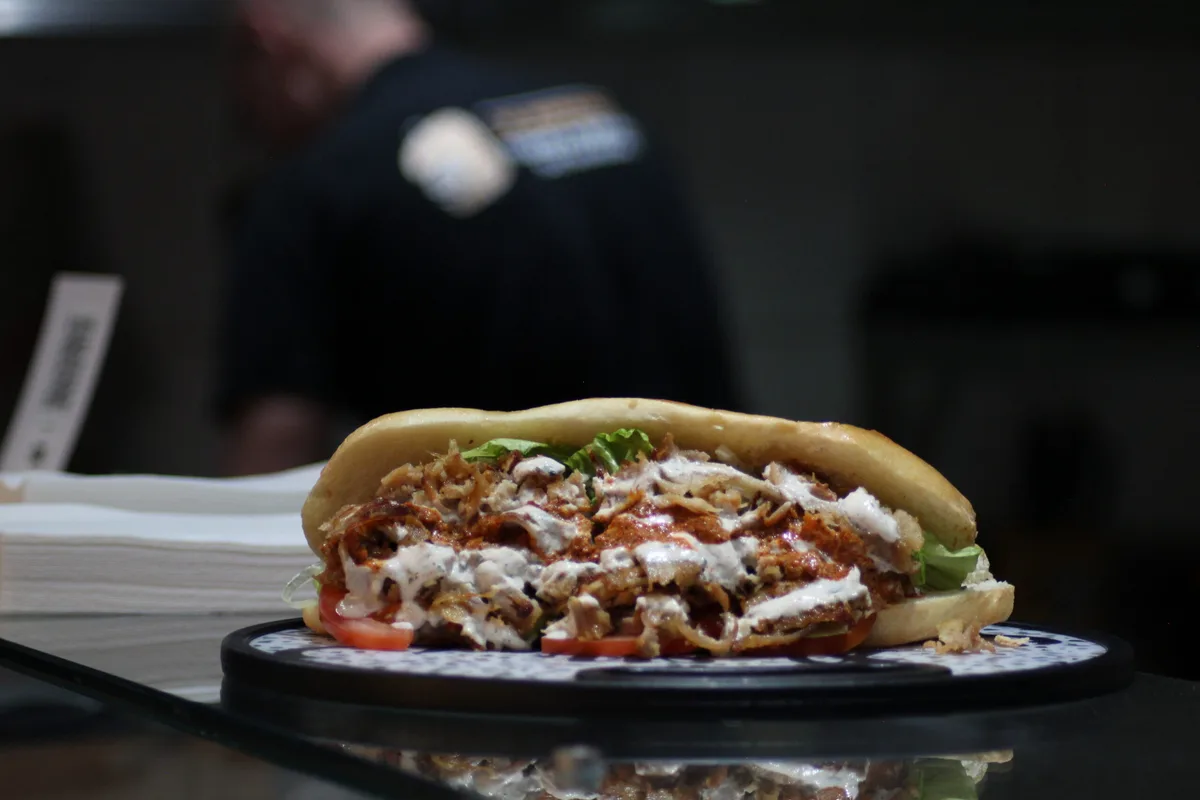 Le Pain kebab — viande fraîche, sauces maison, légumes — Le Repaire Marin