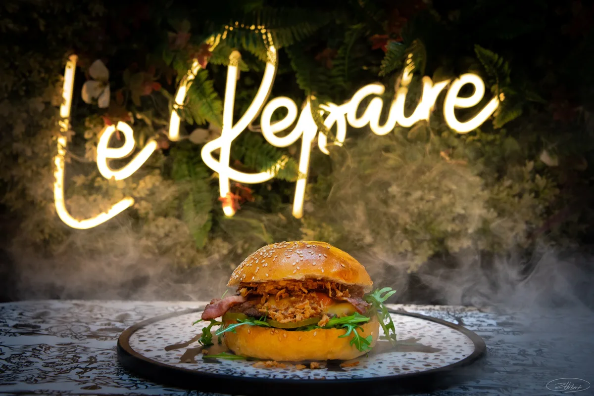 Le Montagnard — smashburger bacon, fromage raclette, cornichons, roquette — Le Repaire Marin