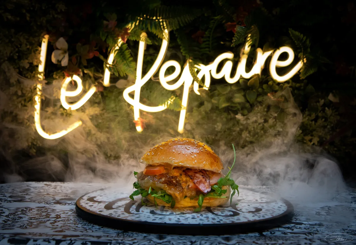 Le Raffiné — smashburger bacon, cheddar, oignons confits, confiture de figues — Le Repaire Marin